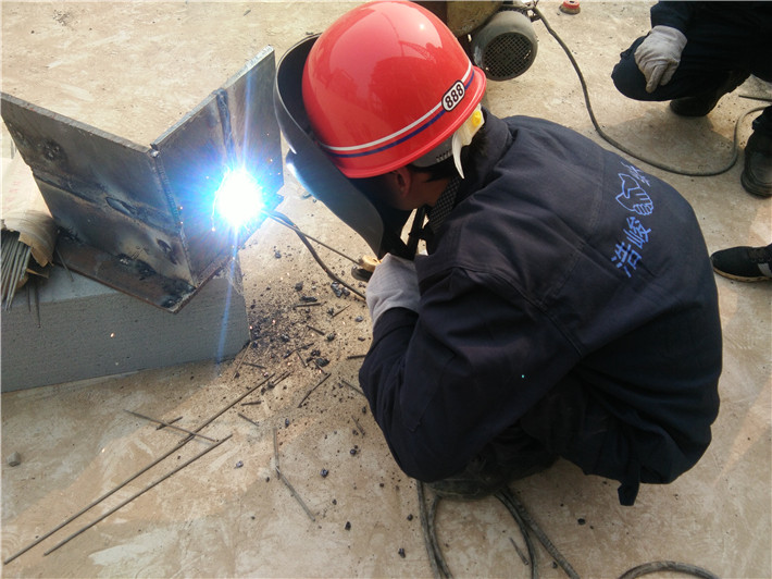 若想競(jìng)賽美名成，且看焊工展技能